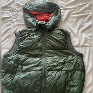 Puffer vest with hood